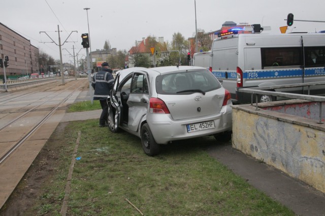 Wypadek na Żeromskiego w Łodzi. Tramwaj zderzył się z toyotą yaris.