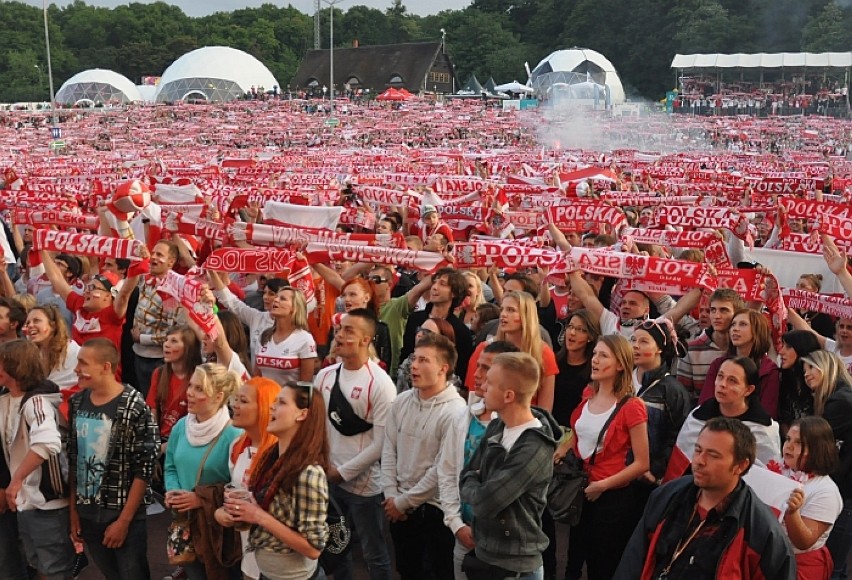 Kibice w gdańskiej Strefie Kibica podczas meczu Polska - Rosja