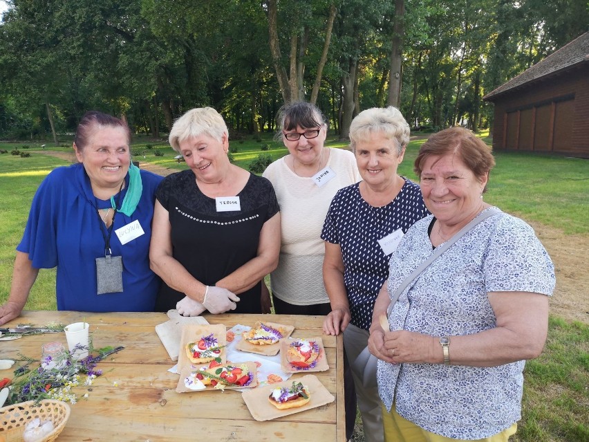 Wyjątkowe warsztaty dla seniorów w Dalkowie w gm. Gaworzyce. W terapii ogrodami bierze udział ponad 30 osób