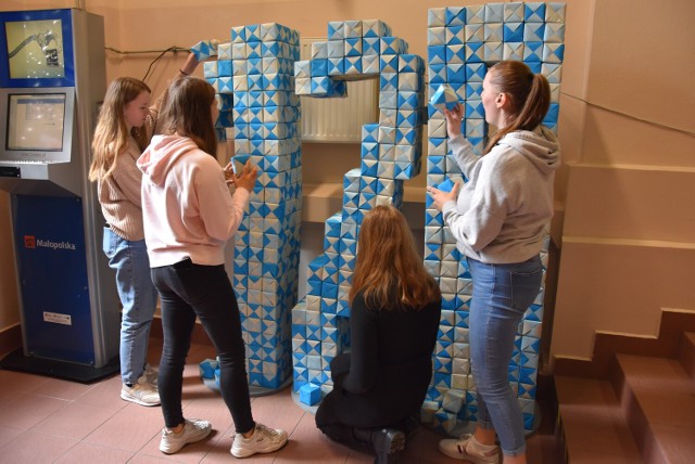 Licząca niemal dwa metry wysokości liczba „120” stanęła w korytarzu, zaraz przy wejściu do II Liceum Ogólnokształcącego. Została wykonana metodą origami z ponad 1200 sześcianów