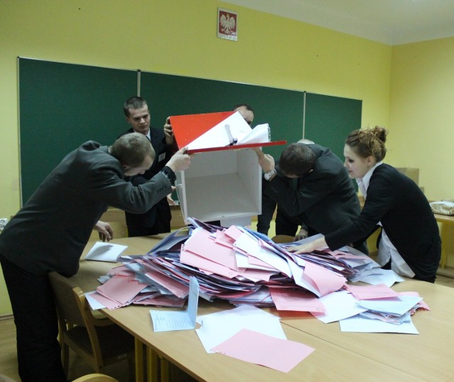 Wybory 2014 w Chełmie. Będzie II tura? Członkowie komisji wyborczej mieszczącej się w budynku PWSZ przy ul. Wojsławickiej