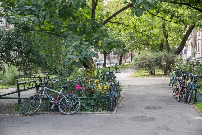 Kraków. Nowy plac Biskupi. Urzędnicy zwlekają, mieszkańcy czekają