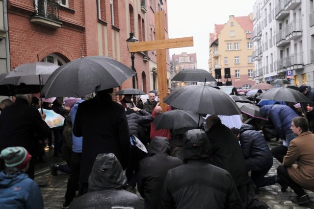 Tłum wiernych przemieścił się ze Śródki przed pomnik papieża Polaka na Ostrowie Tumskim. Zobacz zdjęcia --->