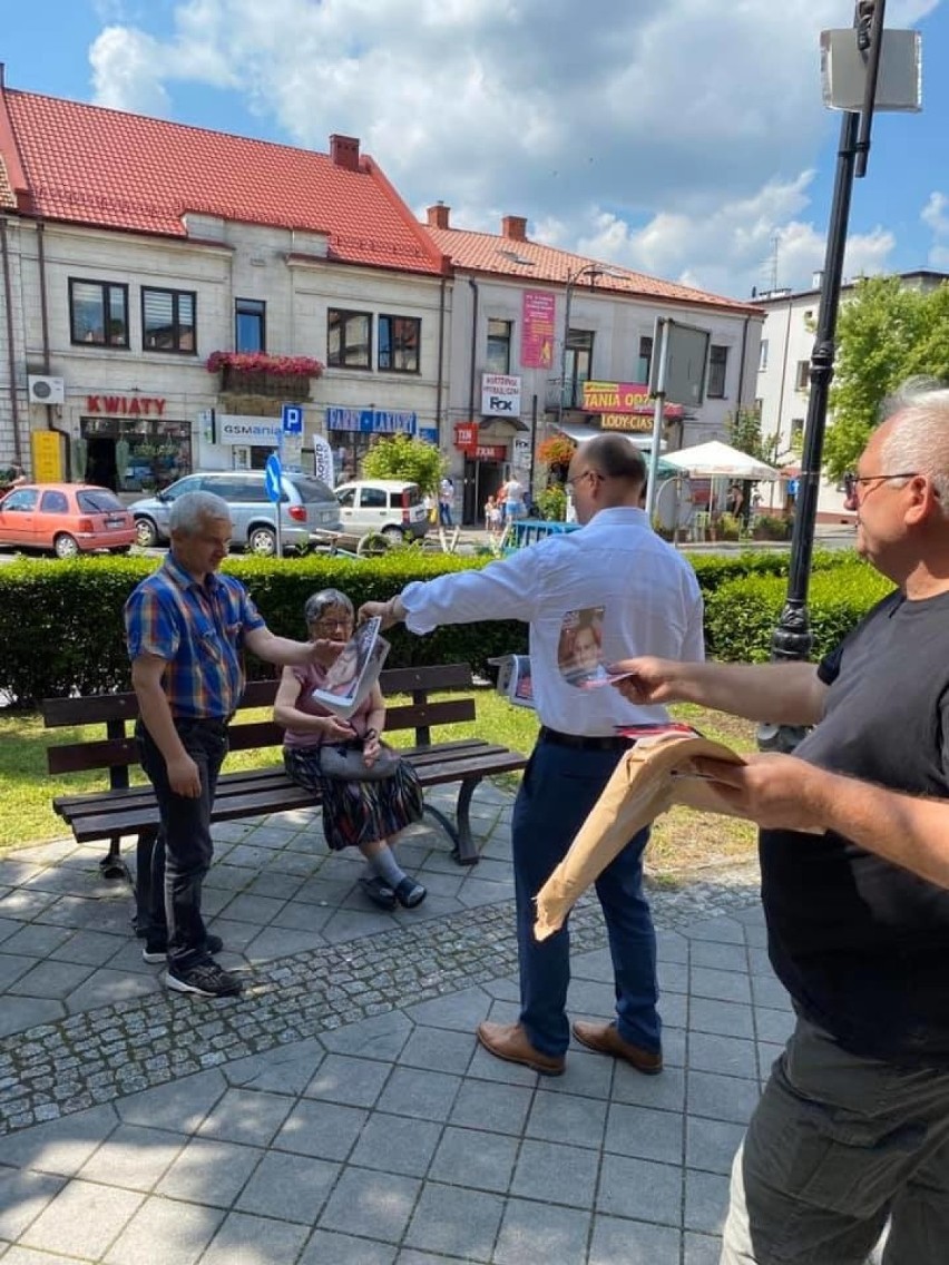 Wiceminister spraw zagranicznych Piotr Wawrzyk w sobotę na rynku w Pińczowie. Co robił ? (ZDJĘCIA)