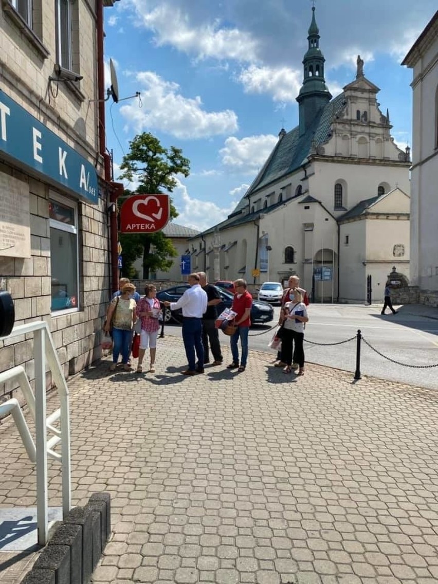 Wiceminister spraw zagranicznych Piotr Wawrzyk w sobotę na rynku w Pińczowie. Co robił ? (ZDJĘCIA)