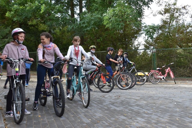 Jako pierwsi do boju o karty rowerowe stanęli uczniowie Szkoły Podstawowej nr 4 w Grudziądzu. Najpierw rozwiązywali testy, a po nich musieli wykazać się praktycznymi umiejętnościami prowadzenia roweru na placu manewrowym i znajomości przepisów ruchu drogowego.