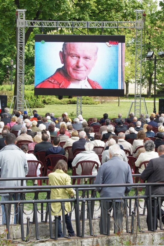 Kaliszanie na telebimie oglądają beatyfikację Jana Pawła II.