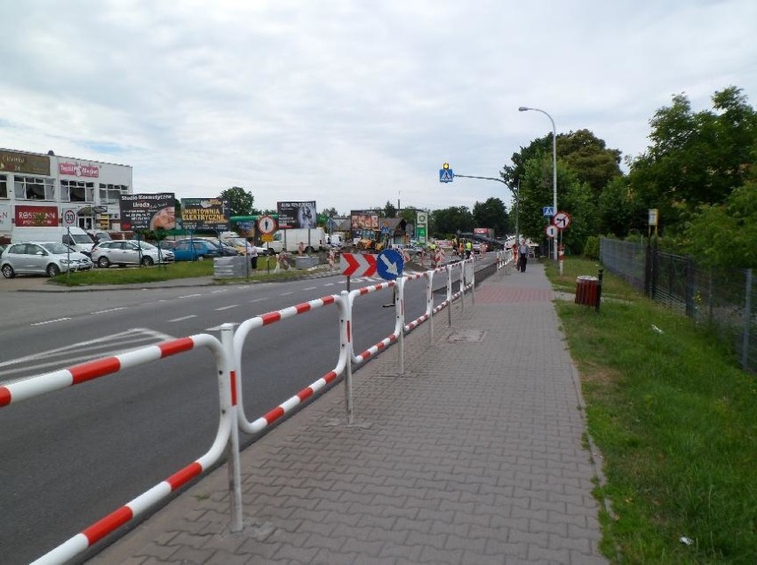 Na remontowanym odcinku ulicy obowiązuje ruch wahadłowy. Po...