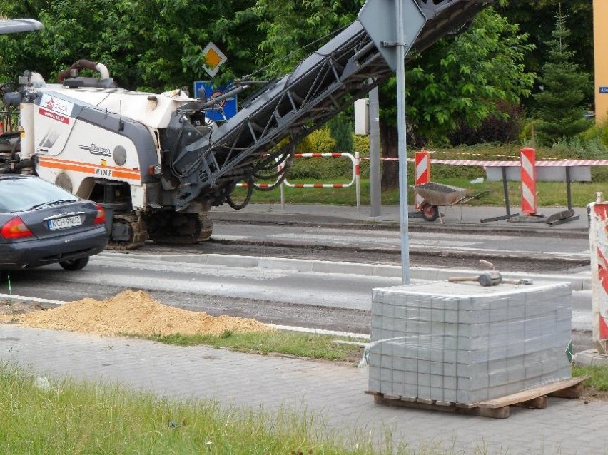 Na remontowanym odcinku ulicy obowiązuje ruch wahadłowy. Po...