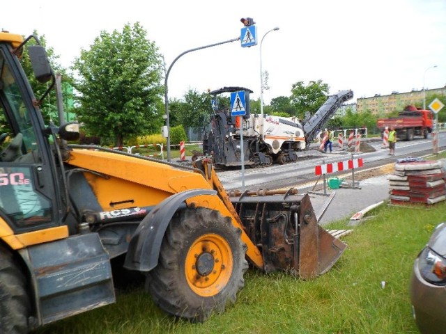 Na remontowanym odcinku ulicy obowiązuje ruch wahadłowy. Po przebudowaniu przejścia dla pieszych ma być tam bezpieczniej