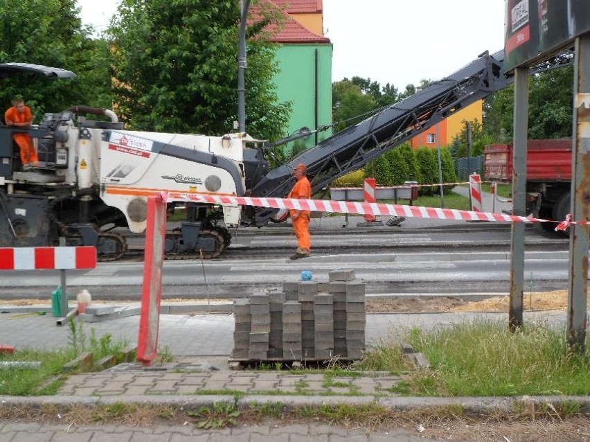 Na remontowanym odcinku ulicy obowiązuje ruch wahadłowy. Po...