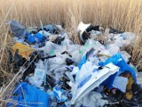 Ktoś wyrzucił części samochodowe, pojemniki po olejach, plastik i folię przy ul. Kwiatów Polskich w Zieleniewie  