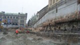 Kończy się rozbiórka zabytkowego muru na budowie NFM. Miasto zapłaci za nią 2 mln zł