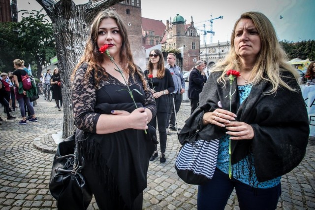 W Requiem dla Praw Kobiet w Gdańsku wzięło udział ok. 100 osób