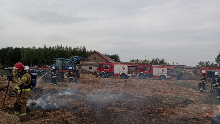 Pożar słomy w Łubnie. Z ogniem walczyło ponad 20 strażaków