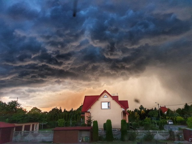 Burza nad Radomskiem i powiatem radomszczańskim. Zerwane dachy i linie energetyczne, powalone drzewa. Strażacy interweniują