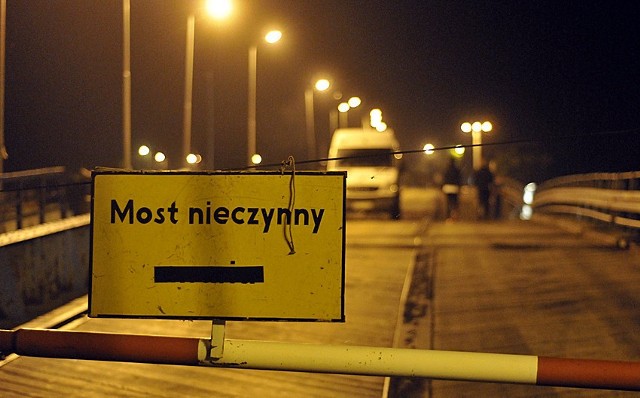 Most w Sobieszewie często naprawiany jest nocą, kiedy można wstrzymac ruch