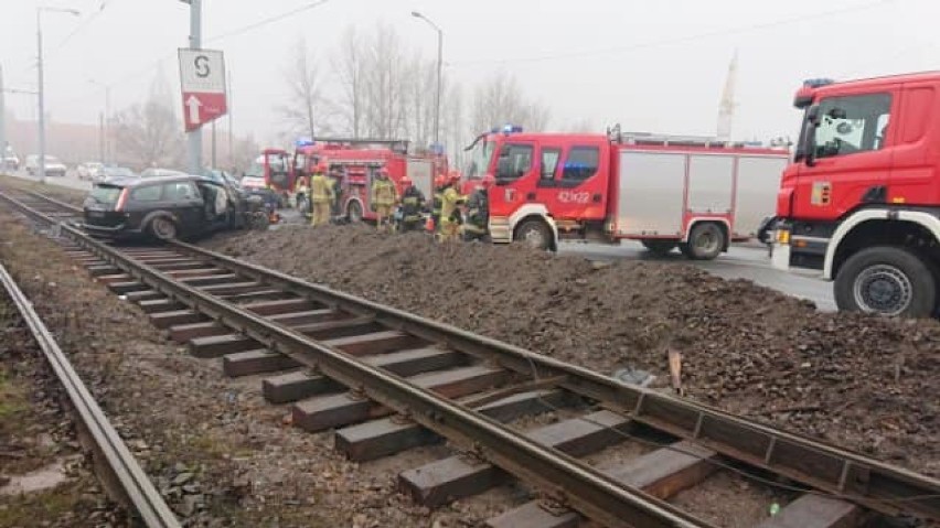 Chorzów: Przy zjeździe z estakady samochód uderzył w słup i wylądował na torowisku [ZDJĘCIA]. Powinien tam być fotoradar?