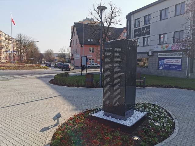 Obelisk upamiętniający ofiary katastrofy smoleńskiej w Bełchatowie