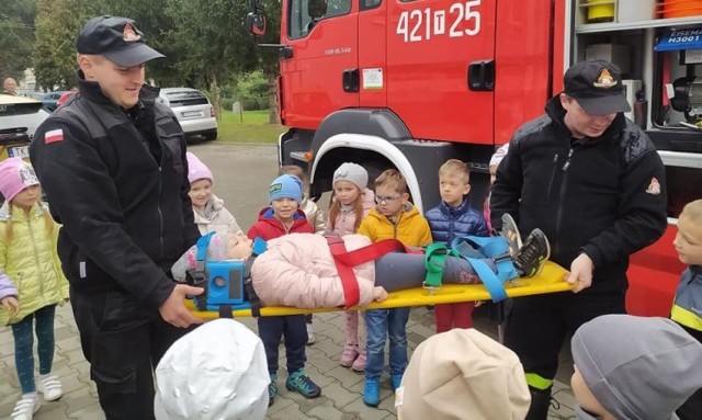 Najmłodsi uczniowie mieli możliwość zapoznać się z wyposażeniem wozu strażackiego.