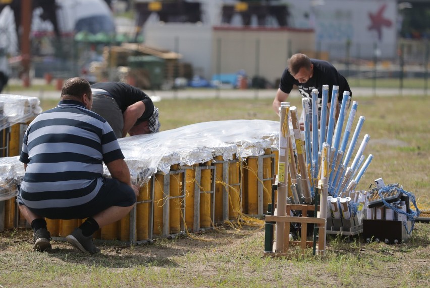 Przygotowania do festiwalu fajerwerków Pyromagic w...