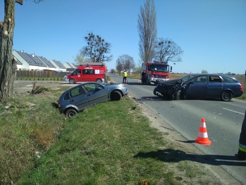 Czołowe zderzenie w Dobrzykowicach. Kierowca zjechał nagle na przeciwległy pas drogi [ZDJĘCIA]