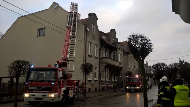 Wąbrzescy strażacy zabezpieczali zerwane opierzenie na budynku Gminnego Ośrodka Pomocy Społecznej przy ul. Mickiewicza.
