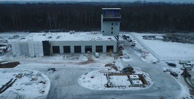 
Na kolejnych slajdach zobacz najnowsze zdjęcia z lotniska, a także film wykonany z drona, który przeleciał od pasa startowego do wieży kontroli lotów i strażnicy lotniskowej straży pożarnej >>>