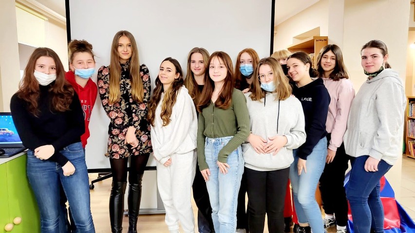 Finalistka Miss Polonia Wiktoria Ignaczak spotkała się z uczennicami szkoły podstawowej w Prochowicach [ZDJĘCIA]