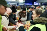 Pomoc Ukrainie. Krakowski dworzec z ciepłym posiłkiem i voucherem na dalszą podróż