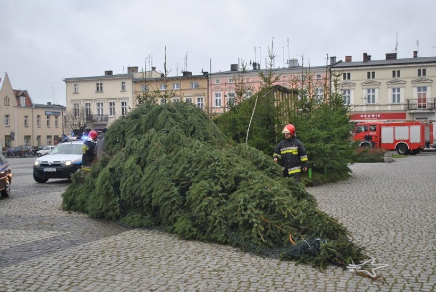 Na Rynku w Obornikach przewróciła się choinka