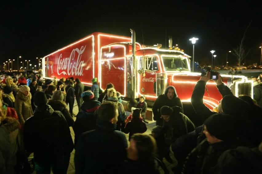 Kolizja i ogromny korek. Tłumy jadą zobaczyć ciężarówkę Coca-Coli w Szczecinie