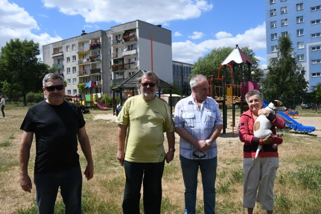 Mieszkańcy Barwnika, choć nie mają małych dzieci protestują przeciwko likwidacji placów zabaw i budowie w tym miejscu Klubu Seniora.