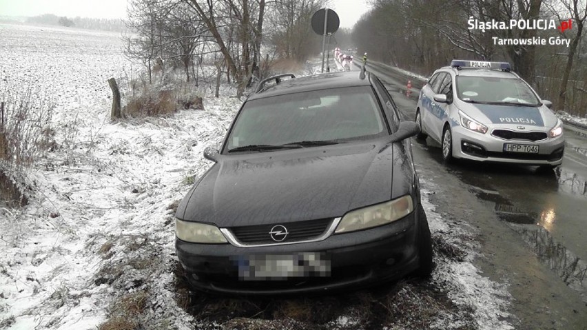 Kierowca w Świerklańcu wjechał do rowu. Kobieta, która chciała mu pomóc, sama została ranna