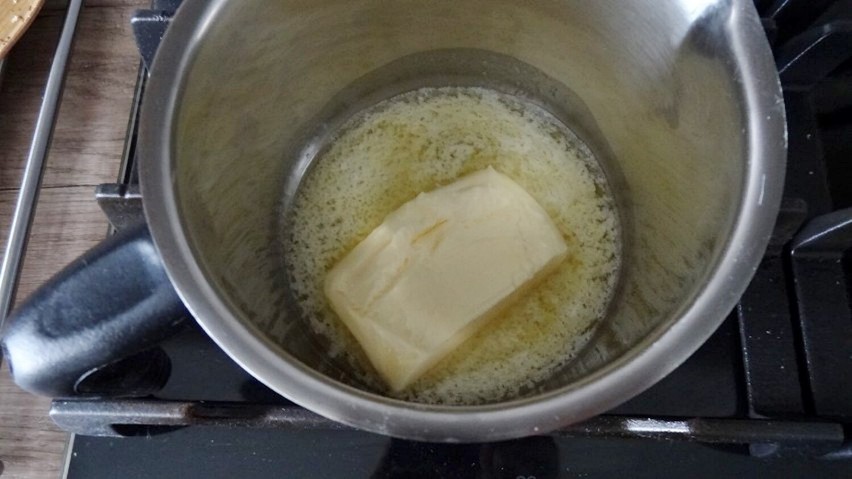 Rozpuść masło i odstaw do schłodzenia. W oddzielnym...