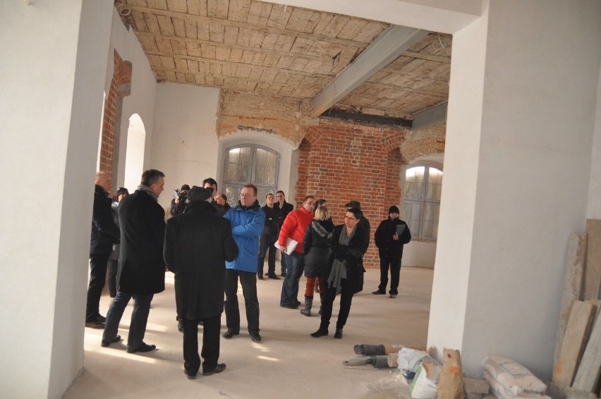 Szczecineccy radni wizytują remont zamku