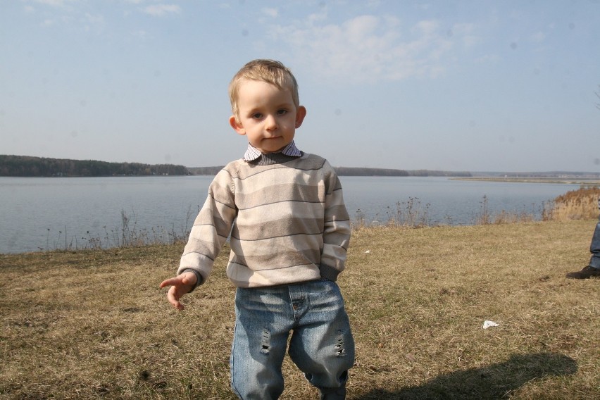 2-letni Szymek Fiałkowski świetnie się bawił nad zalewem. -...