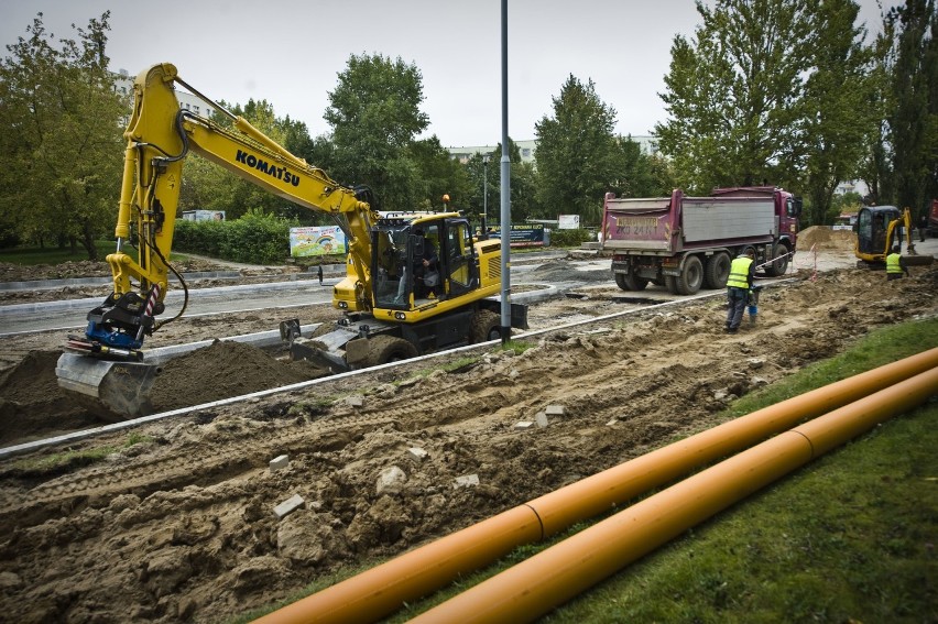 Trwa przebudowa ronda Jana Pawła II/Śniadeckich w Koszalinie. Są niespodzianki