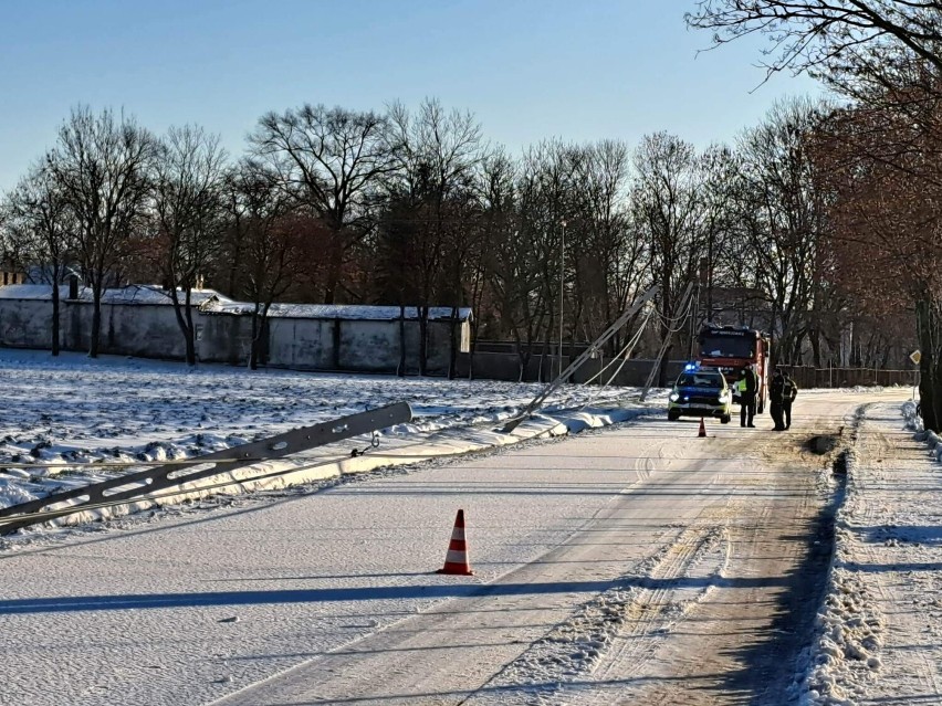 Śnieżyca i wiatr narobiły szkód. Straż pożarna działa w powiecie zduńskowolskim i łaskim