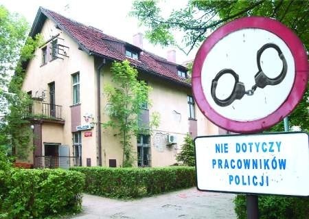 W tym komisariacie na wrocławskim Psim Polu urządzno figlarne zabawy. Policjanci bez żadnych oporów dawali odwiedzającej ich kobiecie swoja służbową broń, z która  pozowała do pikantnych fotek.

 fot. Paweł Relikowski. montaż spgw