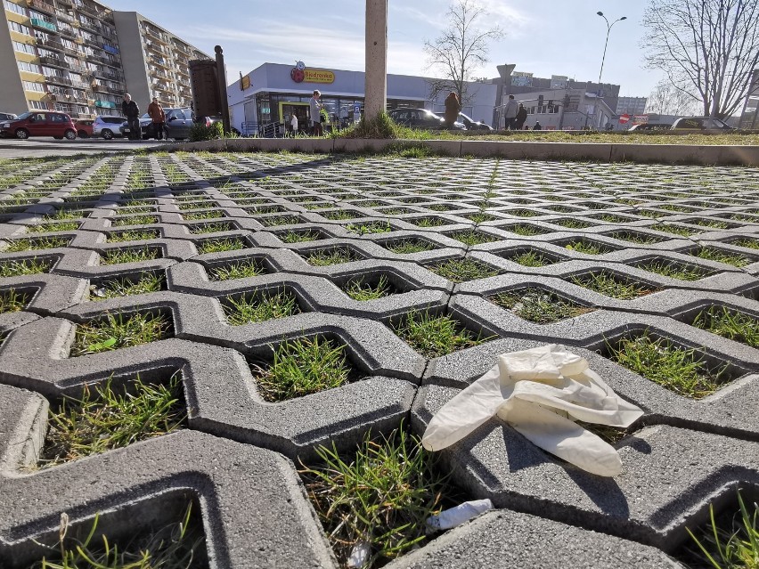 Małopolska zachodnia. Ekologia zeszła na dalszy plan. Zużyte rękawiczki walają się gdzie popadnie [ZDJĘCIA]