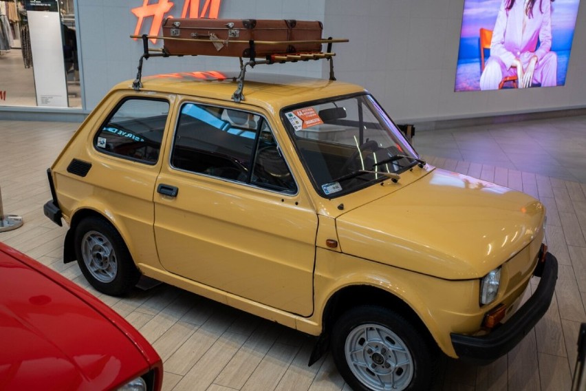 Fiaty, trabanty, polonezy. Kultowe samochody z lat. 70. 80. i 90. na wystawie w galerii Vivo w Krośnie [ZDJĘCIA]