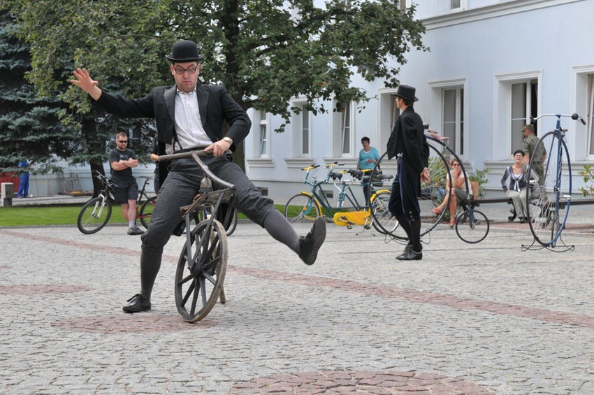 Wystawa rowerów przed Urzędem Miasta Łodzi