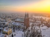 Gniezno. Zimowa Archikatedra na wspaniałych zdjęciach z drona! [FOTO]