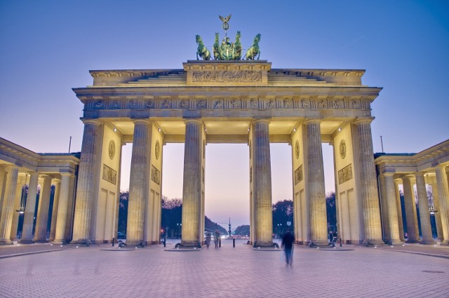 Rząd Niemiec wprowadzi w 2023 r. nowe tanie bilety, które umożliwią podróżowanie po całych Niemczech za niecałe 50 euro. Ile będą kosztować bilety Deutschland Ticket, gdzie i kiedy będą obowiązywać? Odpowiadamy.