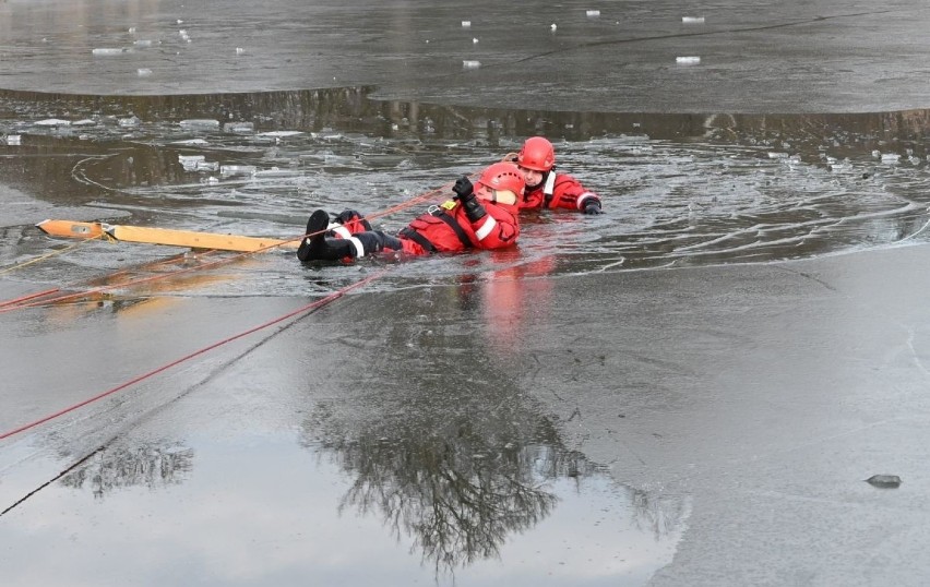 Uwaga na cienki lód! Strażacy ćwiczyli w Kielcach [WIDEO, ZDJĘCIA]