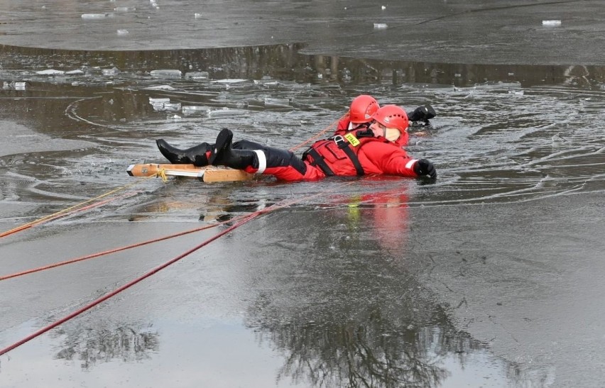 Uwaga na cienki lód! Strażacy ćwiczyli w Kielcach [WIDEO, ZDJĘCIA]