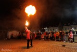 Zjawiskowy pokaz ogniowy w Żorach. Na rynku odbył się fire show. Impreza miała wymiar charytatywny. Zbierano pieniądze na chorego Kajetana