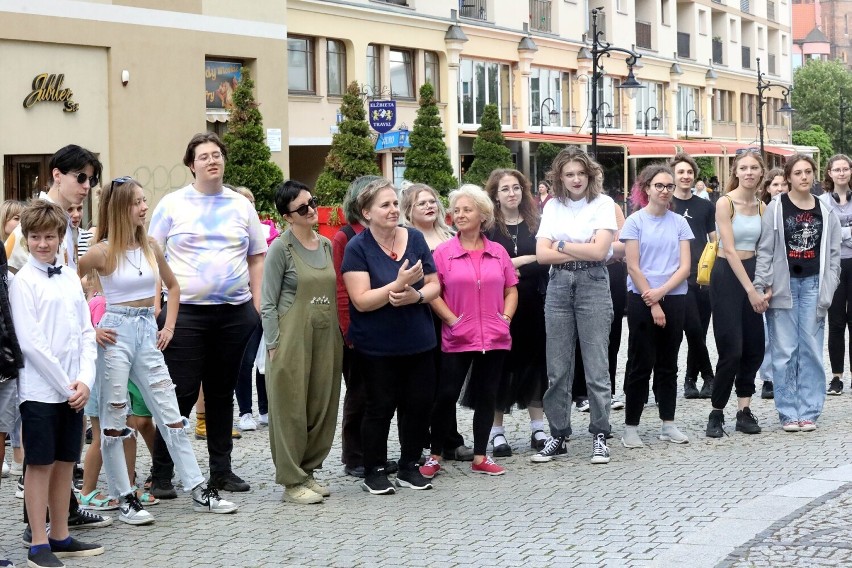 Flash Mob Klubu Gońca Teatralnego w Legnicy, zobaczcie zdjęcia