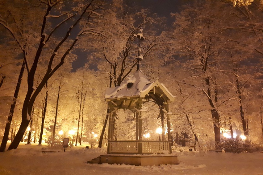 Zimowe Jasło nocą. Zobacz klimatyczne zdjęcia miasta pod śniegiem